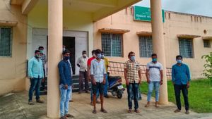 ರಾಮನಗರ: ವೈದ್ಯಾಧಿಕಾರಿಗಳನ್ನು ಕ್ವಾರಂಟೈನ್ ಗೆ ಆಗ್ರಹಿಸಿ ಗ್ರಾಮಸ್ಥರ ಪ್ರತಿಭಟನೆ