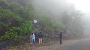 ಚಿಕ್ಕಮಗಳೂರು: ಚಾರ್ಮಾಡಿ ಘಾಟಿಯಲ್ಲಿ ಪ್ರವಾಸಿಗರ ಸೆಲ್ಫಿ ಕ್ರೇಜ್