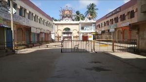 ಹುಬ್ಬಳ್ಳಿಯ ಮೂರುಸಾವಿರ ಮಠದ ಪಕ್ಕದಲ್ಲೇ ಕೊರೊನಾ ವೈರಸ್!