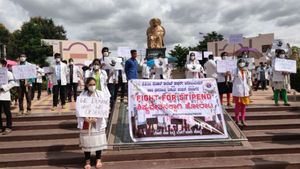 ದಾವಣಗೆರೆ: ಶಿಷ್ಯ ವೇತನಕ್ಕಾಗಿ ವೈದ್ಯಕೀಯ ವಿದ್ಯಾರ್ಥಿಗಳ ಪ್ರತಿಭಟನೆ 