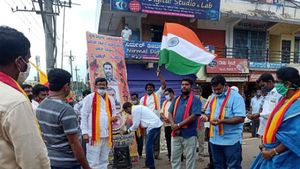 ರಾಮನಗರ: ಚೀನಿ ವಸ್ತುಗಳನ್ನು ಮುರಿದು ಹಾಕಿ, ಹುತಾತ್ಮ ಯೋಧರಿಗೆ ಶ್ರದ್ಧಾಂಜಲಿ
