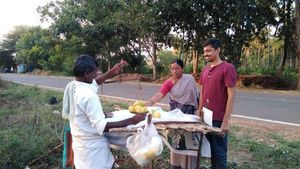 ರೈತರ ಕಷ್ಟಕ್ಕೆ ಸ್ಪಂದಿಸಿದ ನಿವೃತ್ತ ಅಧಿಕಾರಿ; ಗ್ರಾಹಕರಿಗೆ ಸಿಕ್ಕಿತು ತಾಜಾ ಹಣ್ಣು 