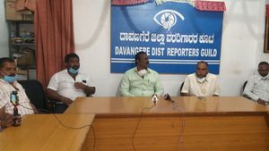  ದಾವಣಗೆರೆ; ಕಂಟೈನ್ಮೆಂಟ್ ಝೋನ್ ನಿವಾಸಿಗಳಿಗೆ ಆಹಾರ ಸಾಮಗ್ರಿ ಒದಗಿಸಲು ಒತ್ತಾಯ