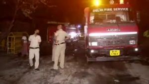 ದೆಹಲಿಯ ತುಘಲಕಾಬಾದ್ ಸ್ಲಂನಲ್ಲಿ ಅಗ್ನಿ ಅವಘಡ: 200 ಕ್ಕೂ ಹೆಚ್ಚು ಗುಡಿಸಲು ಭಸ್ಮ