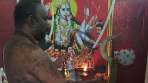 ಅಕಟಕಟಾ!! ಕೊರೊನಾ ವೈರಸ್ ಗೊಂದು ವಿಗ್ರಹ, ಪುಟ್ಟ ಗುಡಿ ಕಟ್ಟಿ, ದಿನಾ ಪೂಜೆ 