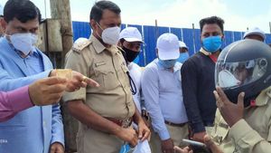 ದಾವಣಗೆರೆ: ಮಾಸ್ಕ್ ಧರಿಸದ ಪೊಲೀಸ್ ಗೆ ಸ್ಥಳದಲ್ಲೇ 200ರೂ. ದಂಡ