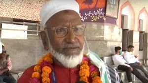 ಲಗೇಜ್ ಹೊತ್ತ 80ರ ವೃದ್ಧ ಸೋಷಿಯಲ್ ಮೀಡಿಯಾದ ಹೀರೋ! 