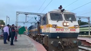 ಬೆಂಗಳೂರು-ಹುಬ್ಬಳ್ಳಿ ರೈಲಿಗೆ ಚಾಲನೆ ಕೊಟ್ಟ ಕೊರೊನಾ ವಾರಿಯರ್ಸ್
