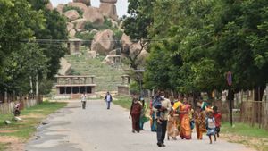 ಐತಿಹಾಸಿಕ ಹಂಪಿ ನೋಡಲು ಬಂದ ದೇಶಿ-ವಿದೇಶಿ ಪ್ರವಾಸಿಗರು