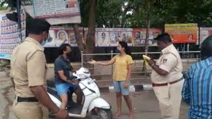 ದಾವಣಗೆರೆ: ಪಿಎಸ್ಐ ಜೊತೆ ವಾಗ್ವಾದಕ್ಕಿಳಿದ ಯುವತಿ! 