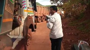  ಟ್ರಾಫಿಕ್ ಜಾಮ್; ಅದಿರು ಲಾರಿ ಚಾಲಕರಿಗೆ ನಡುರಸ್ತೆಯಲ್ಲೇ ತರಾಟೆ ತೆಗೆದುಕೊಂಡ ಶಾಸಕ