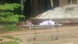  ಹೊಸಪೇಟೆಯಲ್ಲಿ ಮಳೆಯಲ್ಲೇ ಸೋಂಕಿತನ ಶವ ಬಿಟ್ಟು ಹೋದ ಸಿಬ್ಬಂದಿ; ಡಿಸಿ ಸ್ಪಷ್ಟನೆ
