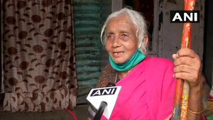 85 ವರ್ಷದ ವೃದ್ದೆಯ 'ದೊಣ್ಣೆ ವರಸೆ' ಕಂಡು ಬೆರಗಾದ ನೆಟ್ಟಿಗರು