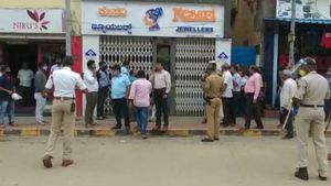 ಚಿಕ್ಕಮಗಳೂರಿನ ಚಿನ್ನದಂಗಡಿಯಲ್ಲಿ ಹಾಡಹಗಲೇ ಫೈರಿಂಗ್ 