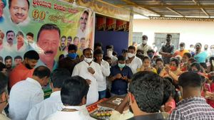 ಬೆಂಬಲಿಗನ ಬರ್ತ್ ಡೇ ಆಚರಿಸಿದ ಮಾಗಡಿ ಶಾಸಕ ಎ.ಮಂಜುನಾಥ್ ವಿರುದ್ಧ ವ್ಯಾಪಕ ಟೀಕೆ 