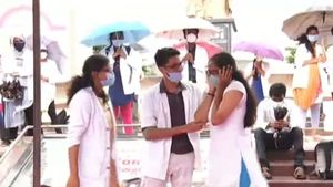  ದಾವಣಗೆರೆ; ಬೀದಿನಾಟಕದ ಮೂಲಕ ವೈದ್ಯಕೀಯ ವಿದ್ಯಾರ್ಥಿಗಳ 9ನೇ ದಿನದ ಮುಷ್ಕರ 
