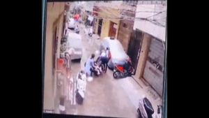 ಬೈಕ್ ನಲ್ಲಿ ಬಂದ ಅಪಹರಣಕಾರರಿಂದ ಮಗುವನ್ನು ರಕ್ಷಿಸಿದ ತಾಯಿ