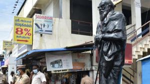 ಪೆರಿಯಾರ್ ಪ್ರತಿಮೆ ಮೇಲೆ ಕೇಸರಿ ಬಣ್ಣ ಎರಚಿ ಅಪವಿತ್ರಗೊಳಿಸಿದ ಕಿಡಿಗೇಡಿಗಳು 