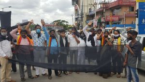 ರಾಜ್ಯ ಸರ್ಕಾರಕ್ಕೆ ಒಂದು ವರ್ಷ: ಕರಾಳ ದಿನ ಆಚರಿಸಿದ ವಾಟಾಳ್ ನಾಗರಾಜ್ 