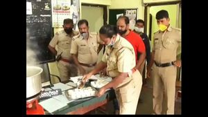 ದಾವಣಗೆರೆ: ಪೊಲೀಸ್ ಠಾಣೆಯಲ್ಲಿ ಕಷಾಯ ಸಿದ್ದಪಡಿಸುವ ಮಹಿಳಾ ಪಿಎಸ್ಐ