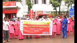 ದಾವಣಗೆರೆ: ಆಶಾ ಕಾರ್ಯಕರ್ತೆಯರಿಂದ ಅಂಚೆಪತ್ರ ಚಳುವಳಿ 