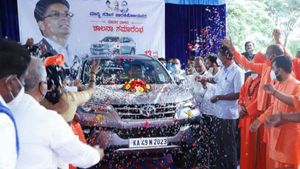 ಹೊಸ ಕಾರು ಖರೀದಿಸಿದ ಜಾರಕಿಹೊಳಿ: ಕಾರಿನ ಪ್ರಥಮ ಪೂಜೆ ಸ್ಮಶಾನದಲ್ಲಿ, ನಂಬರ್ KA-49-M-2023 