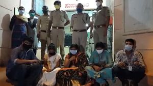 ಬೆಳಗಾವಿ: ಹನಿಟ್ರ್ಯಾಪ್ ಮಾದರಿಯಲ್ಲಿ ಬ್ಲ್ಯಾಕ್ ಮೇಲ್ ಮಾಡುತ್ತಿದ್ದ ಐವರ ಬಂಧನ