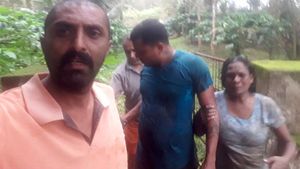 ಕಾವೇರಿ ನದಿಗೆ ಹಾರಿ ಮಹಿಳೆ ಆತ್ಮಹತ್ಯೆ ಯತ್ನ, ಸ್ಥಳೀಯರಿಂದ ರಕ್ಷಣೆ 