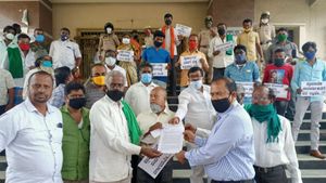 ಚನ್ನಪಟ್ಟಣ ತಹಶೀಲ್ದಾರ್ ಸುದರ್ಶನ್ ವರ್ಗಾವಣೆ ಖಂಡಿಸಿ ಪ್ರತಿಭಟನೆ