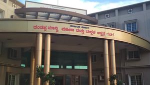 ಕೋವಿಡ್ ಸಮಯದಲ್ಲಿ ಜನಪ್ರತಿನಿಧಿಗಳಿಗೆ ಮಾದರಿಯಾದ ಡಿಸಿ!