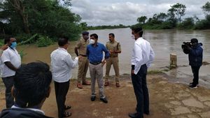 ಗದಗ; ಬೆಣ್ಣೆಹಳ್ಳದ ಪ್ರವಾಹ ಪರಿಸ್ಥಿತಿ ವೀಕ್ಷಿಸಿದ ಡಿಸಿ 