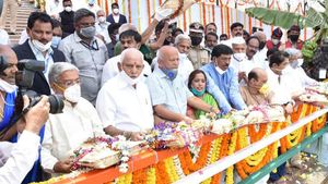 ಭರ್ತಿಯಾದ ಆಲಮಟ್ಟಿ ಜಲಾಶಯಕ್ಕೆ ಬಾಗಿನ ಅರ್ಪಿಸಿದ ಬಿಎಸ್‌ವೈ 