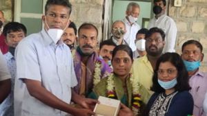 UPSC ಸಾಧನೆ: ಪ್ರಿಯಾಂಕಾರನ್ನು ಸನ್ಮಾನಿಸಿಸಿದ ಸತೀಶ್ ಜಾರಕಿಹೊಳಿ 