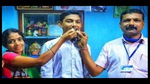  ಗುಡ್ಡ ಹತ್ತಬೇಕು, ಕೆಸರು ರಸ್ತೆಯಲ್ಲೇ ಸಾಗಬೇಕು; ಓದಿಗೆ ಇವೆಲ್ಲ ಅಡ್ಡಿಯಾಗಲಿಲ್ಲ