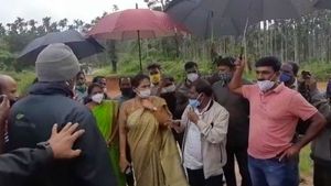ವರ್ಷವಾದರೂ ಇಲ್ಲ ಸೇತುವೆ: ಸಂಸದೆ, ಶಾಸಕರನ್ನು ತರಾಟೆಗೆ ತೆಗೆದುಕೊಂಡ ಜನ