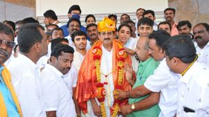 ಸಾಮಾಜಿಕ ಅಂತರವಿಲ್ಲದೇ ಸಿ.ಪಿ ಯೋಗೇಶ್ವರ್ ಹುಟ್ಟುಹಬ್ಬ ಆಚರಣೆ