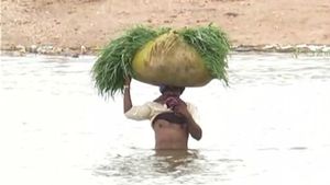  ಜೀವ ಕೈಯಲ್ಲಿ ಹಿಡಿದು ನದಿ ದಾಟುವ ಗ್ರಾಮಸ್ಥರು; ಇದು ಮಳೆ ಎಫೆಕ್ಟ್