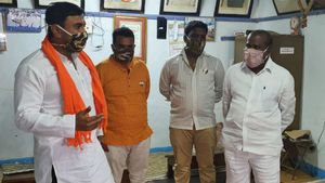  ಗರಗಕ್ಕೆ ಭೇಟಿ ನೀಡಿ ಖಾದಿ ಬಳಕೆಗೆ ಕರೆ ನೀಡಿದ ನಟಿ ಅಮೂಲ್ಯ ಪತಿ