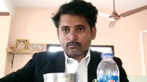  ಬಳ್ಳಾರಿಯಲ್ಲಿ ಸೆಲ್ಫೀ ವಿಡಿಯೋ ಮಾಡಿಟ್ಟು ಯುವ ವಕೀಲ ಆತ್ಮಹತ್ಯೆ; ಡೆತ್ ನೋಟ್ ನಲ್ಲೇನಿದೆ?