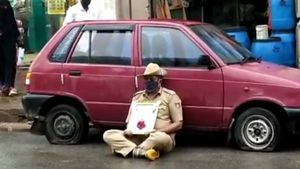 ಸಕಲೇಶಪುರದಲ್ಲಿ ನಡುಬೀದಿಯಲ್ಲೇ ಧರಣಿ ಕುಳಿತ ಕಾನ್ ಸ್ಟೆಬಲ್