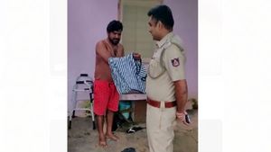 ರಾಮನಗರ: ಬೆಳ್ಳಂಬೆಳಿಗ್ಗೆ ರೌಡಿಶೀಟರ್ ಮನೆ ಮೇಲೆ ಪೊಲೀಸ್ ದಾಳಿ