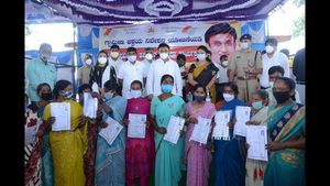 ಆಶ್ರಯ ಯೋಜನೆಯಡಿ ನಿವೇಶನ ಹಕ್ಕುಪತ್ರ ನೀಡಿದ ಸುಧಾಕರ್