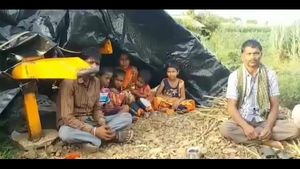  ಘಟಪ್ರಭಾ ನದಿ ಪ್ರವಾಹ ಭೀತಿ; ಮನೆಬಿಟ್ಟು ಬೀದಿಯಲ್ಲೇ ಕುಟುಂಬದ ವಾಸ