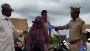 Fact Check: ಬುರ್ಖಾ ಧರಿಸಿದ್ದ ಆರೆಸ್ಸೆಸ್ ಕಾರ್ಯಕರ್ತನ ಕೈಲಿ ಪಾಕ್ ಧ್ವಜ? 