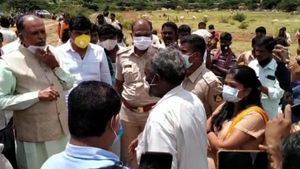 ಸಂಡೂರಿನ ನೂರಾರು ಎಕರೆ ಅರಣ್ಯ ಭೂಮಿಯಲ್ಲಿ ರೈತರ ಉಳುಮೆ: ಸಂಸದರಿಂದ ಅಭಯ 