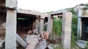 ಬಳ್ಳಾರಿ: ಸತತ ಮಳೆಗೆ ಧರೆಗುರುಳಿದ ಐತಿಹಾಸಿಕ ಹಂಪಿಯ ಕಂಬಗಳು
