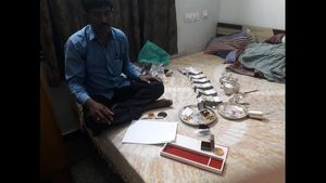 ಕೃಷಿ ಅಧಿಕಾರಿ ಮನೆಯಲ್ಲಿ ಕಂತೆ ಕಂತೆ ನೋಟು, ದಂಗಾದ ಅಧಿಕಾರಿಗಳು!