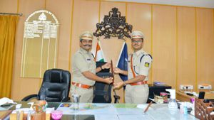  ಬಳ್ಳಾರಿಯ ನೂತನ ಎಸ್ಪಿಯಾಗಿ ಸೈದುಲ್ಲಾ ಅದಾವತ್; ಅಧಿಕಾರ ಹಸ್ತಾಂತರದ ಹೈಡ್ರಾಮಾ