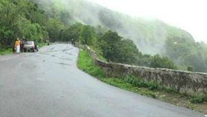 ಚಾರ್ಮಾಡಿ ಘಾಟಿಯಲ್ಲಿ ಲಘು ವಾಹನ ಸಂಚಾರಕ್ಕೆ ಅವಕಾಶ