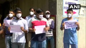 ದೆಹಲಿಯಲ್ಲಿ 106 ದಿನಗಳಿಂದ ವೇತನ ಪಡೆದಿಲ್ಲ ಕೊವಿಡ್-19 ವೈದ್ಯರು! 
